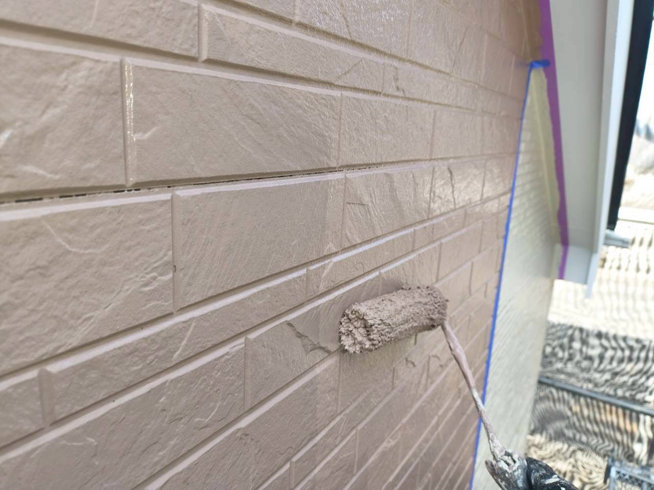 石目柄サイディングに上塗り材を塗装